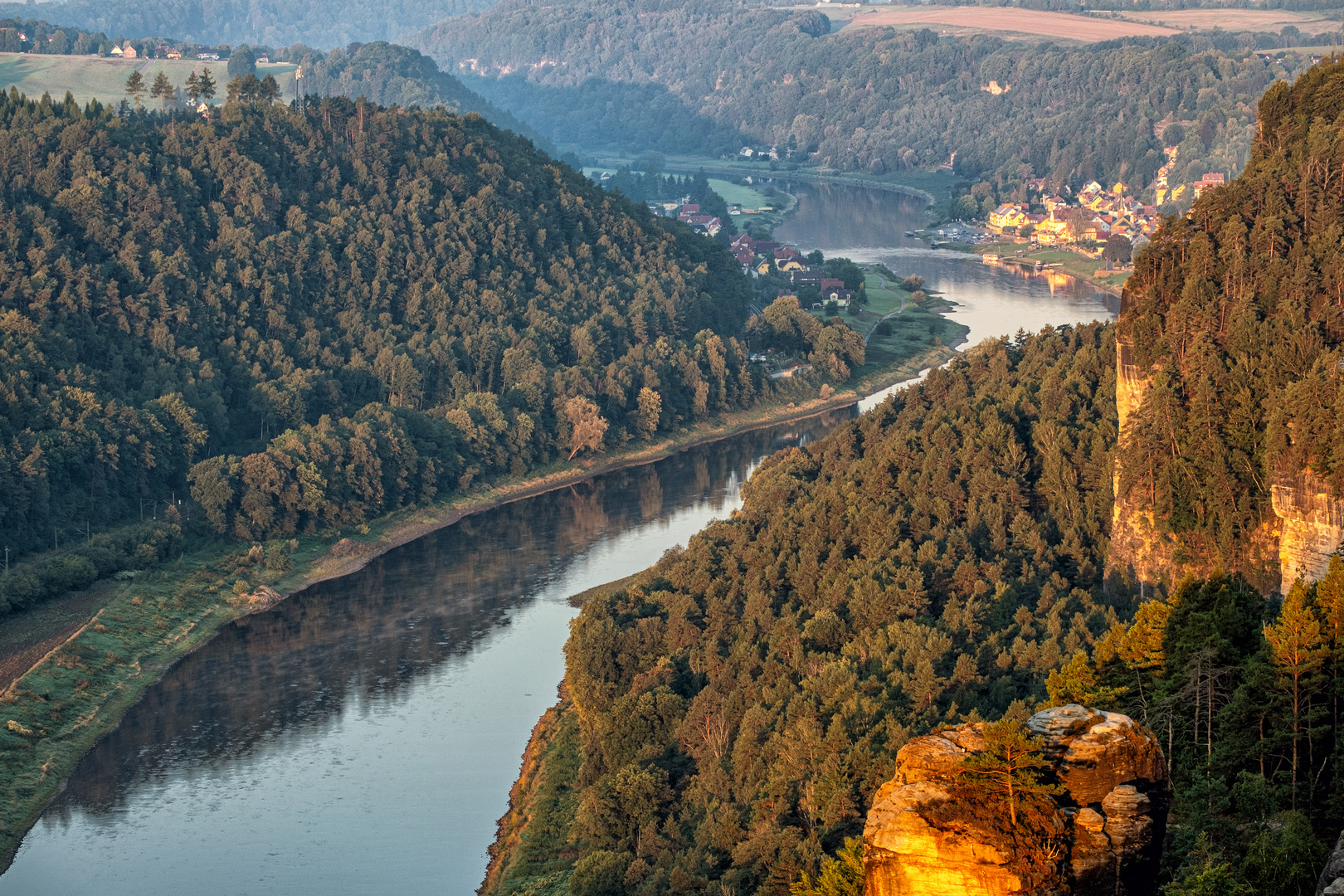 Blick auf Elbe und Stadt Wehlen