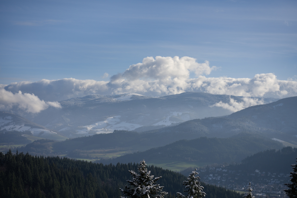 Blick auf Feldberg, schneebedeckt und wolkenverhangen