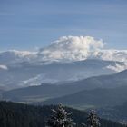 Blick auf Feldberg, schneebedeckt und wolkenverhangen