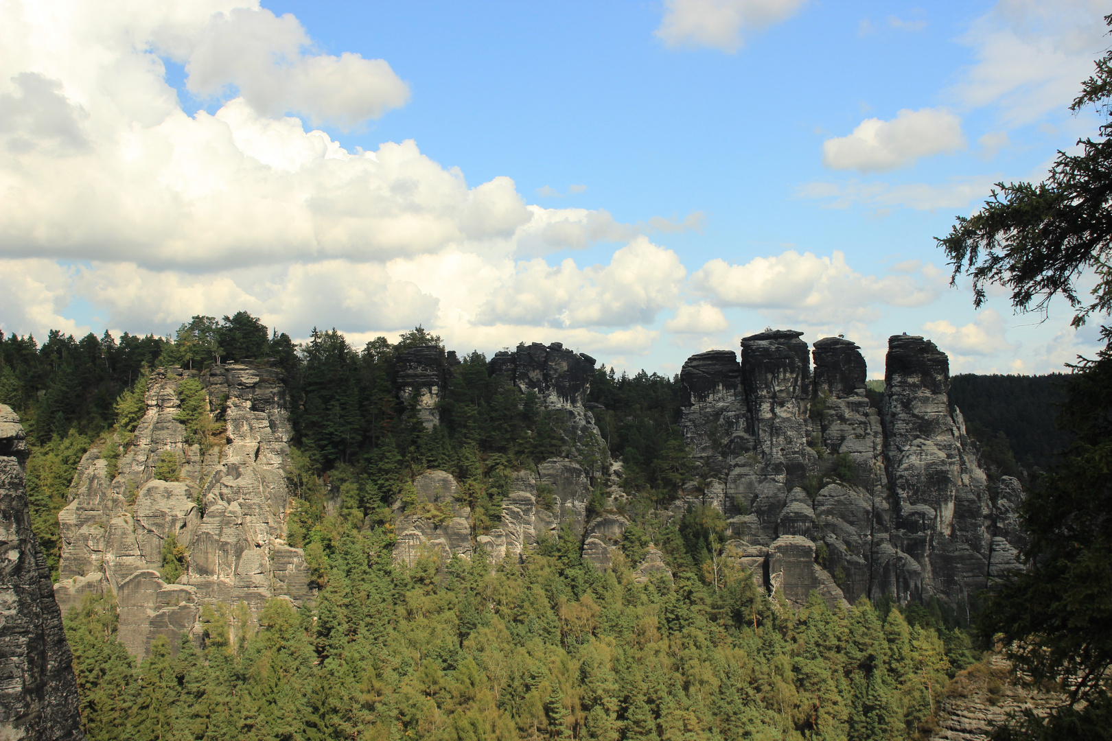 Blick auf Felsen in der Sächsischen Schweiz