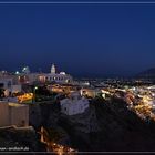 Blick auf Fira bei Nacht