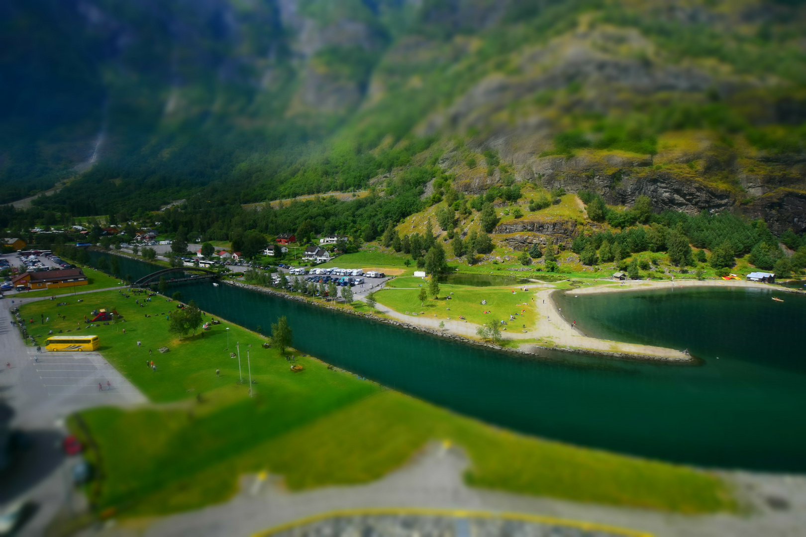 Blick auf Flam in Norwegen, nicht auf eine Modelleisenbahn....