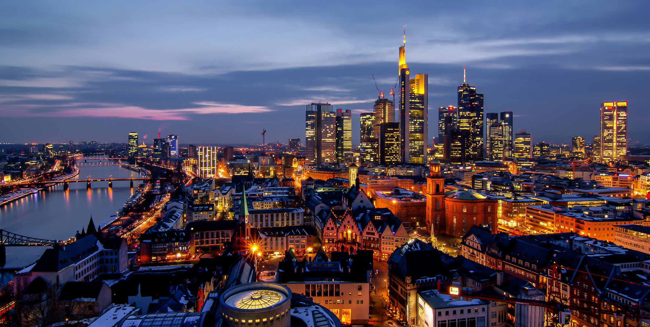 Blick auf Frankfurt am Abend