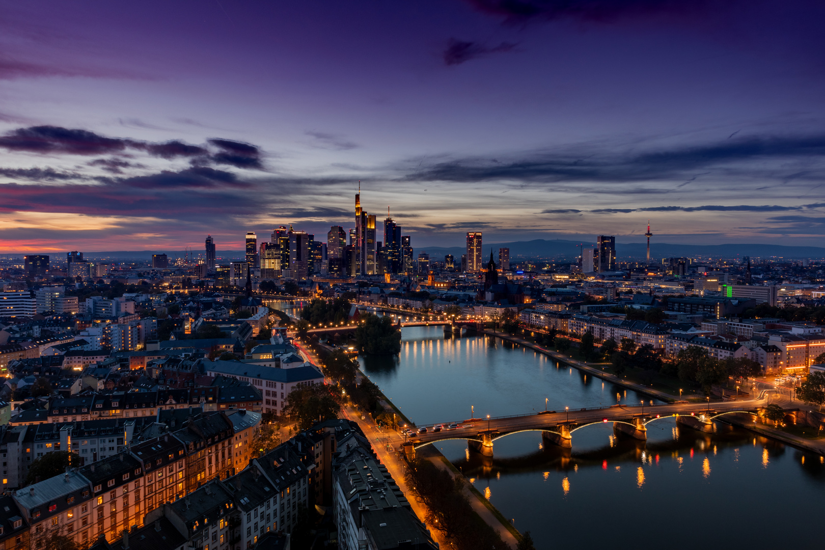 Blick auf Frankfurt zum Beginn der blauen Stunde