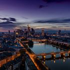 Blick auf Frankfurt zum Beginn der blauen Stunde