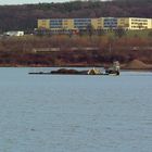 Blick auf Freizeitsee mit Kiesschute und Krankenhausneubau in Northeim.