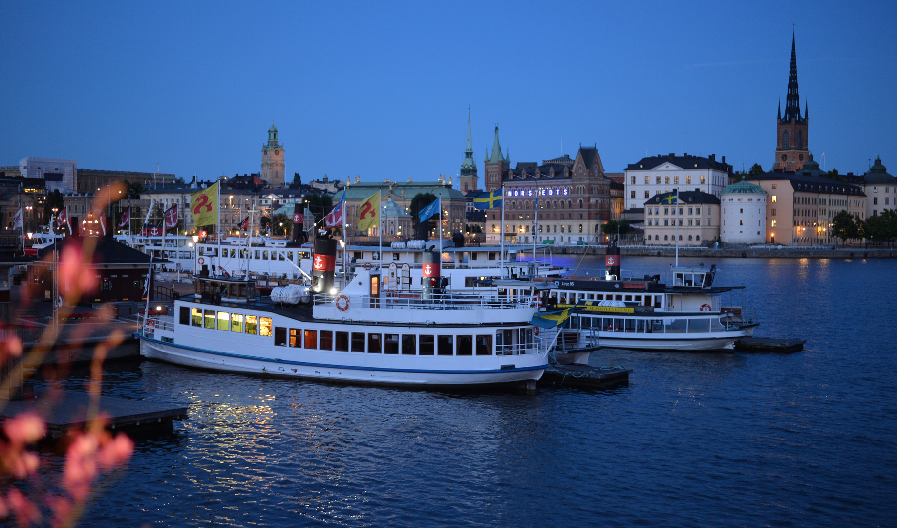 Blick auf Gamla Stan zur blauen Stunde ü