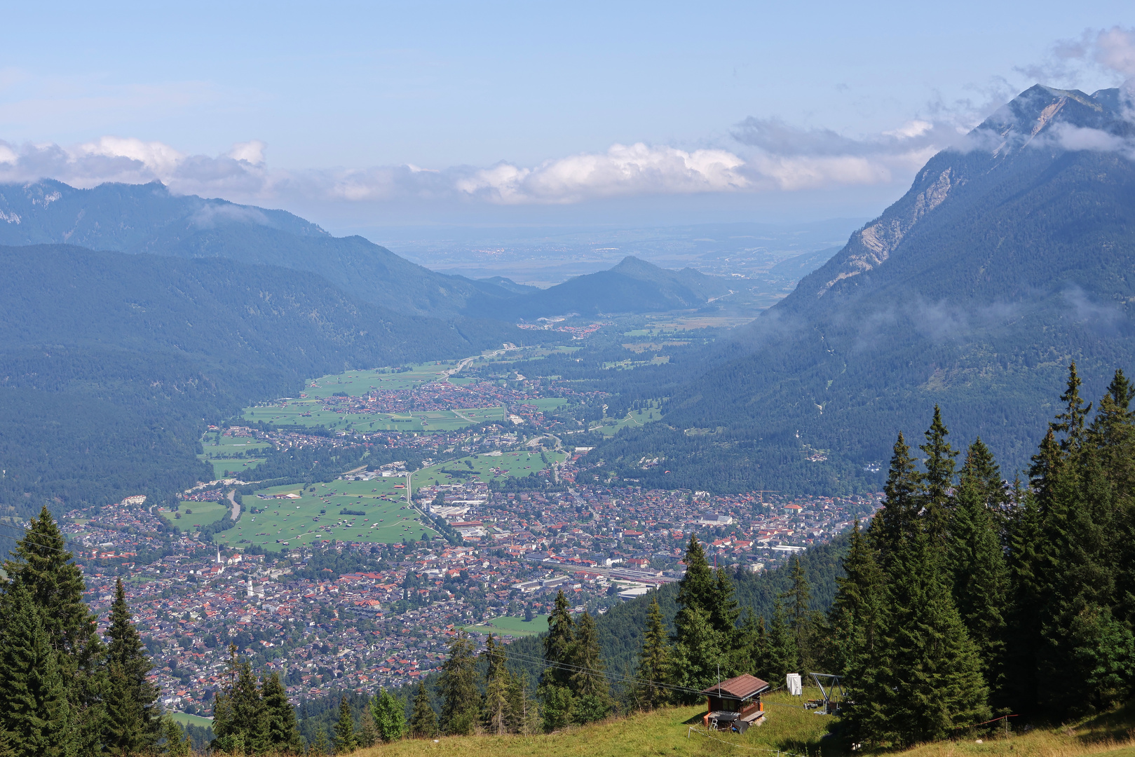 Blick auf Garmisch-Partenkirchen (2023_08_26_8346_ji)