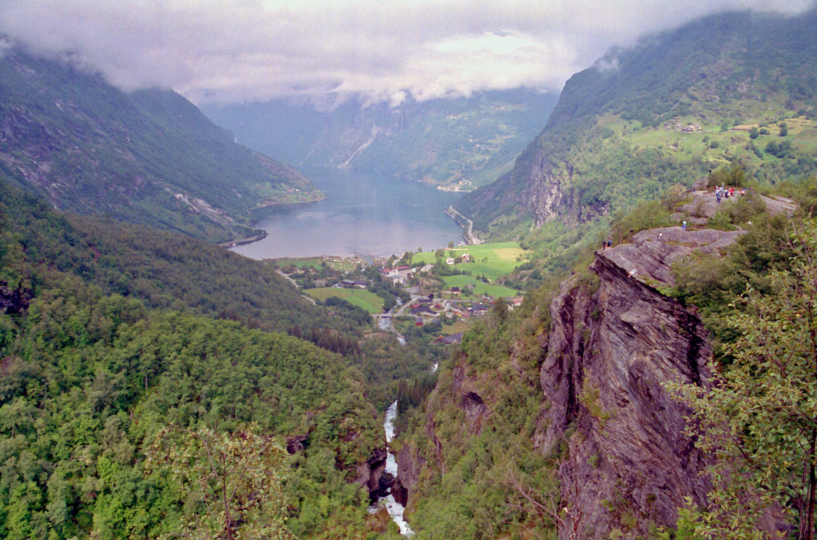 Blick auf Geiranger und ~fjord - Norwegen 07.1993