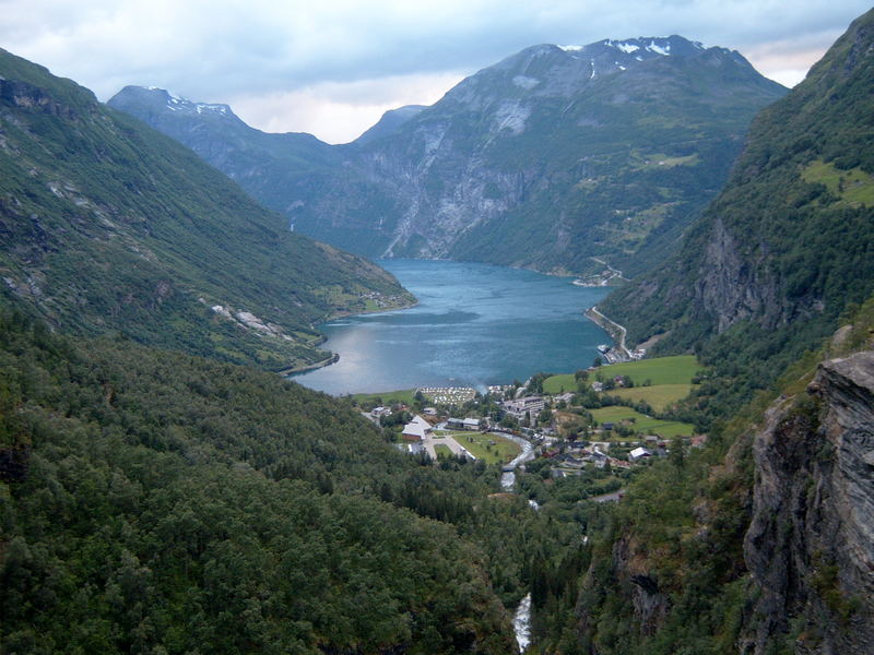 Blick auf Geiranger und Geirangerfjord vom Flydalsjuvet