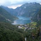 Blick auf Geiranger und Geirangerfjord vom Flydalsjuvet