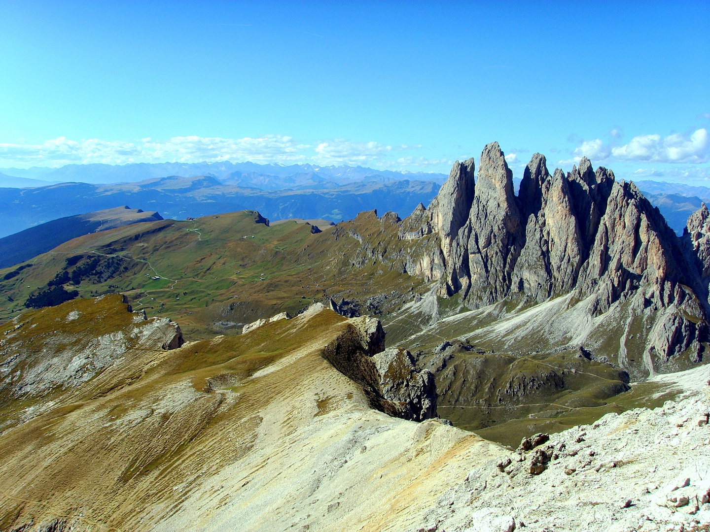 Blick auf Geislergruppe, Seceda und Raschötz in Südtirol 