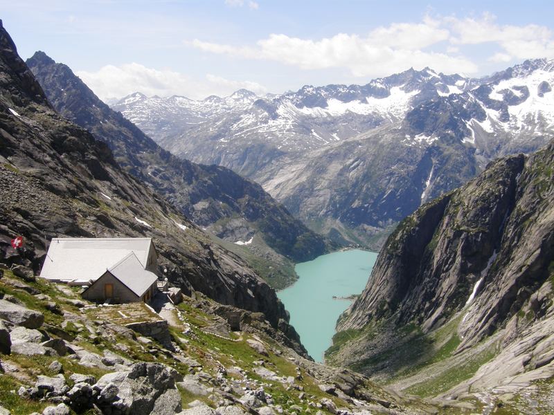 Blick auf Gelmer-Hütte und See