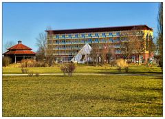 Blick auf Gradierwerk und Hotel