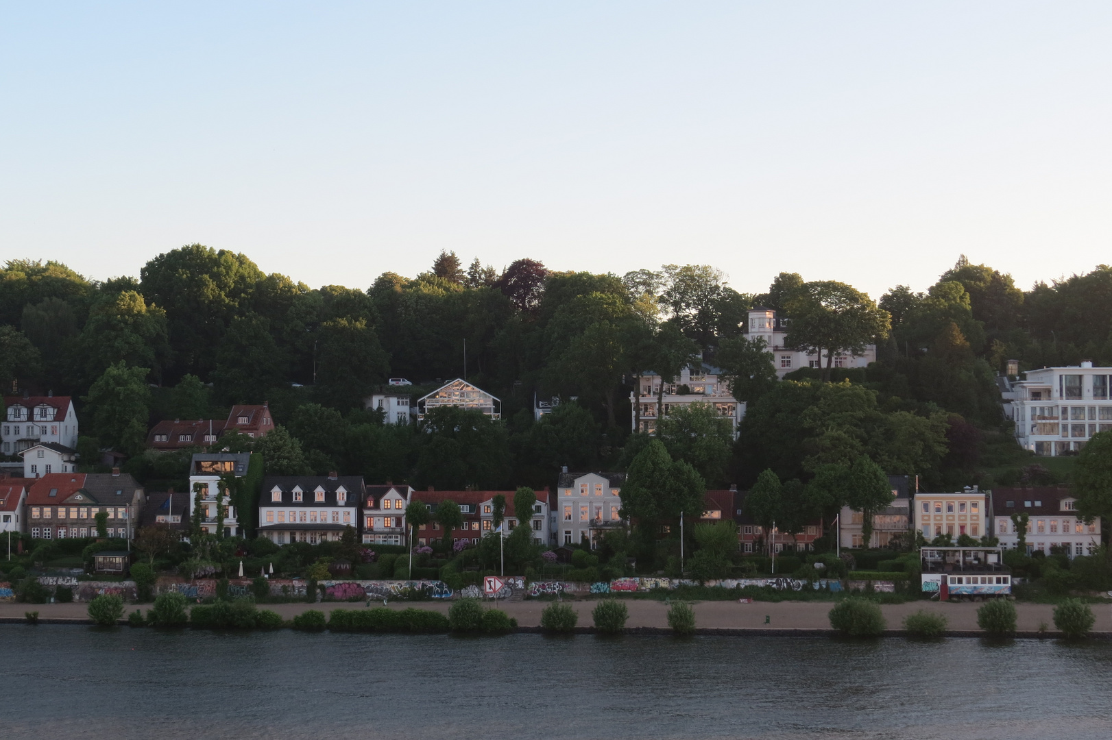 Blick auf Häuser an der Elbe