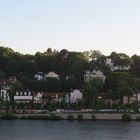 Blick auf Häuser an der Elbe