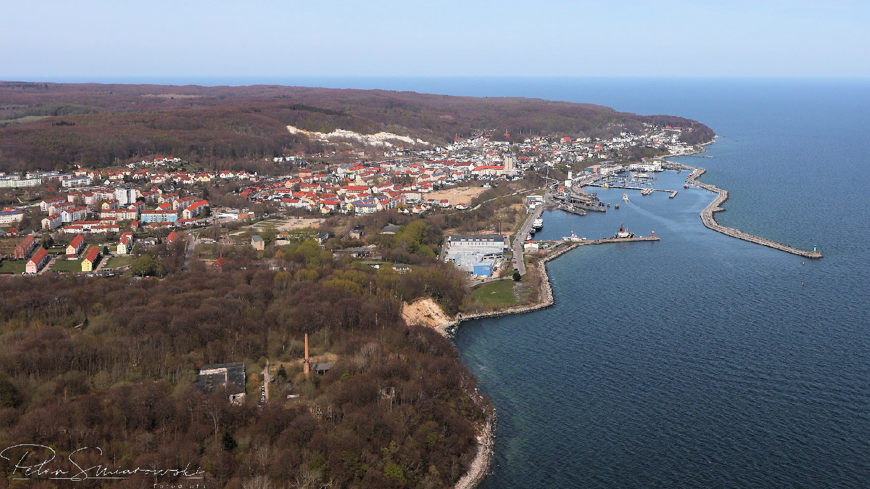 Blick auf Hafenstadt Sassnitz-Rügen, an der Ostsee.