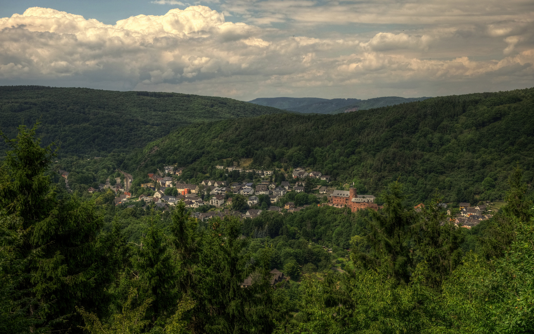 Blick auf Heimbach und das Rurtal (HDR)