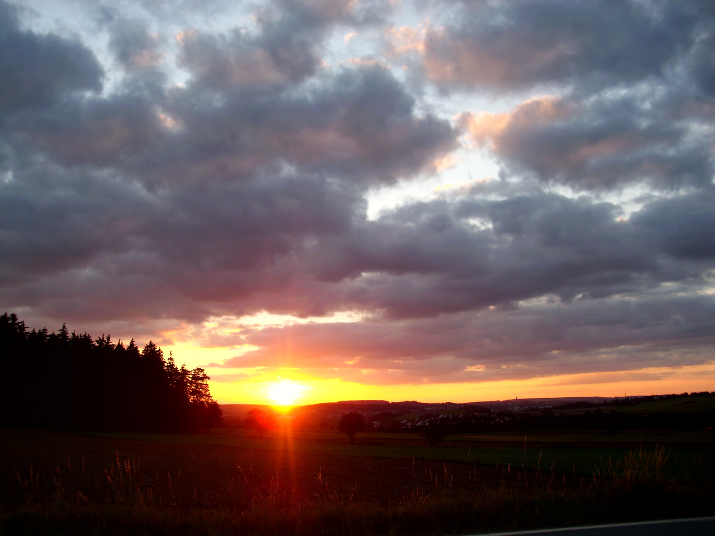 Blick auf Hof in der Abenddämmerung