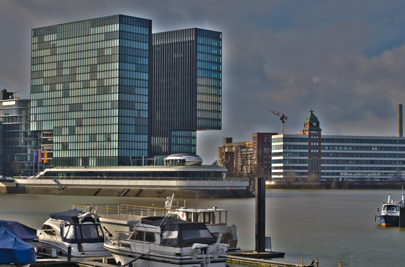 Blick auf Hotel vom Düsseldorfer Medienhafen - Yachthafen