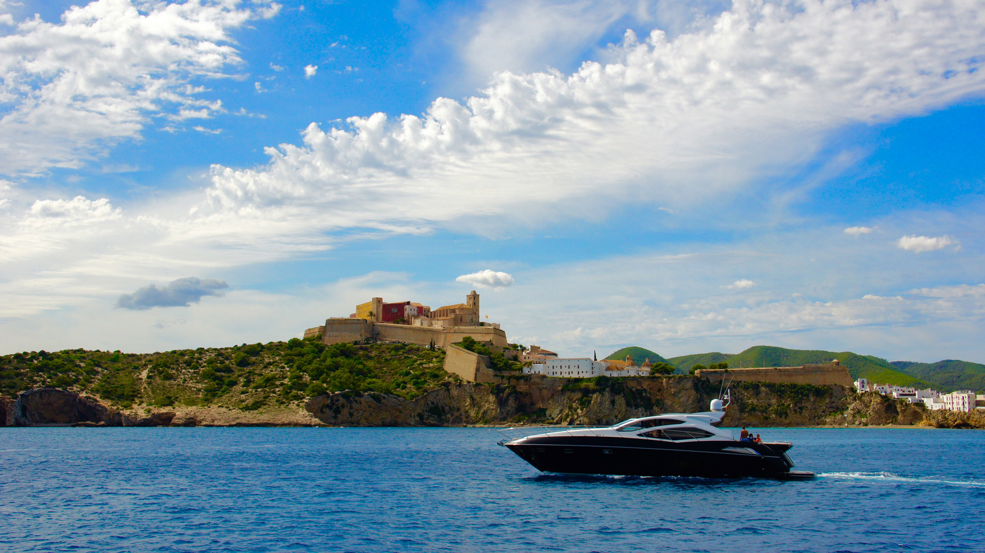 Blick auf Ibiza mit seiner Festung von Dalt Vila