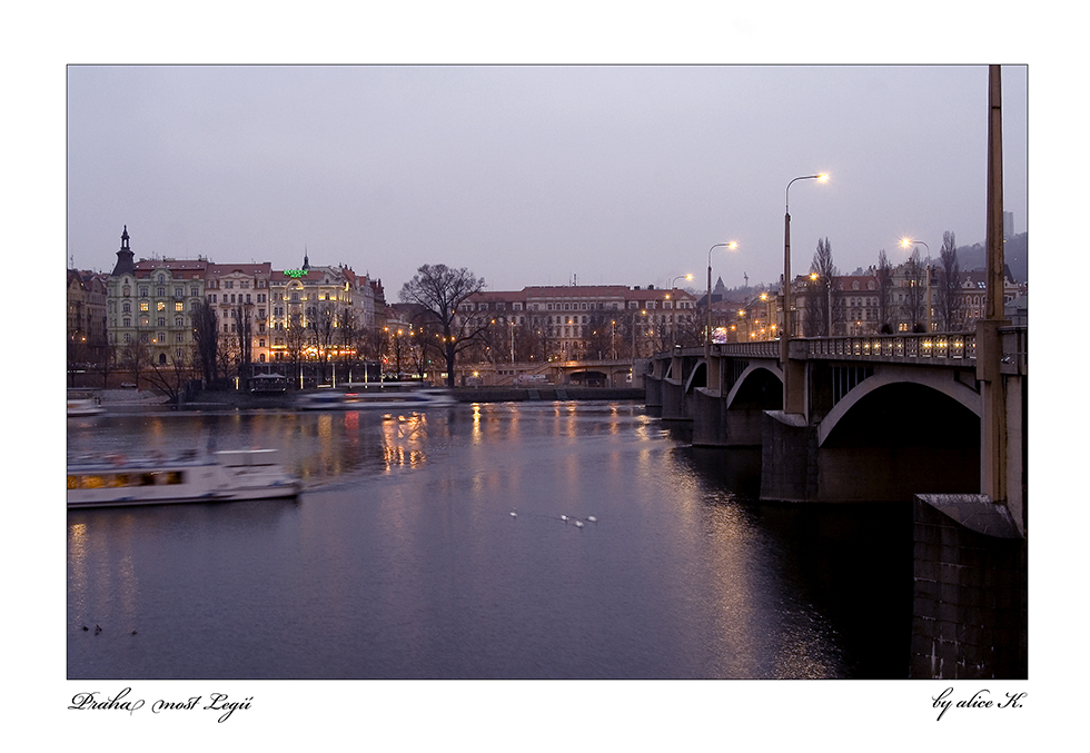 Blick auf " Janáckovo nábrezí "  und "most legií " in Prag