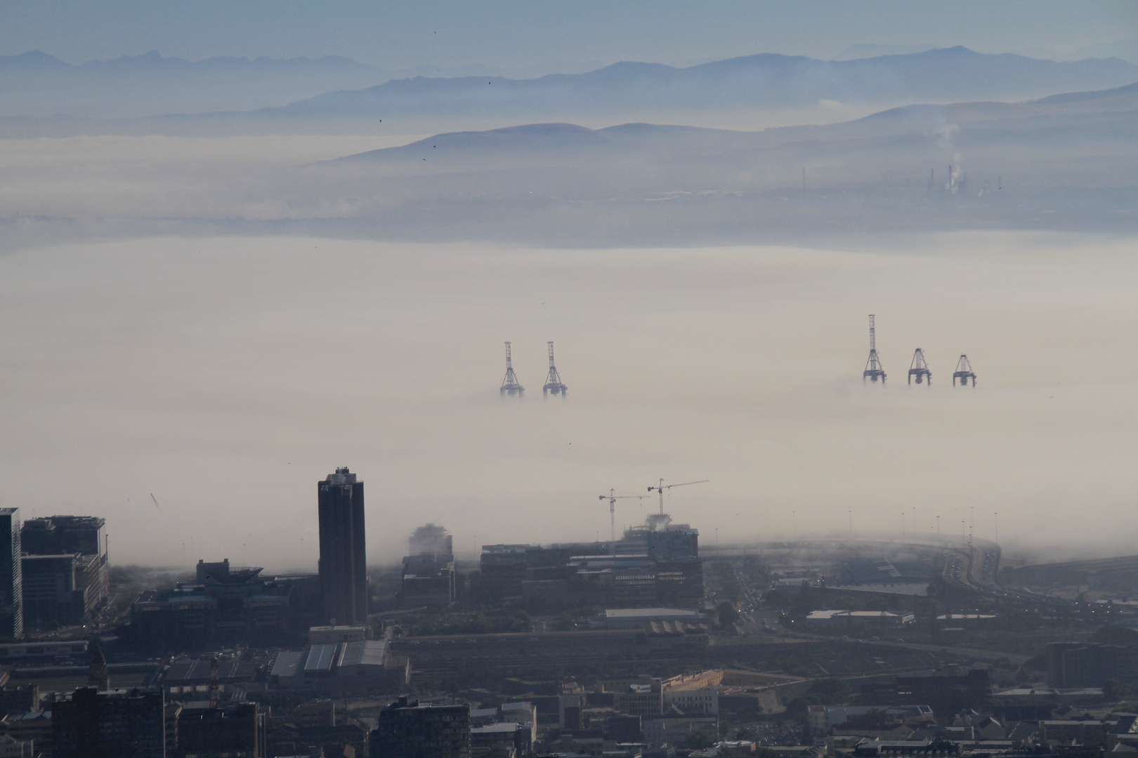 Blick auf Kapstadt im Nebel 