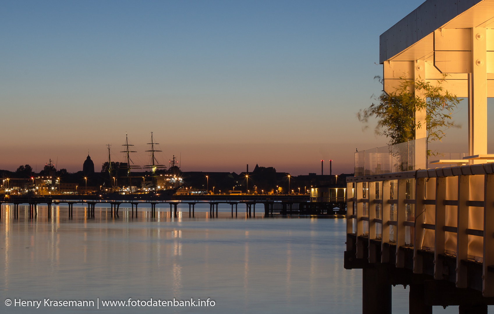 Blick auf Kieler Hafen mit Gorch Fock bei Nacht