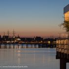 Blick auf Kieler Hafen mit Gorch Fock bei Nacht