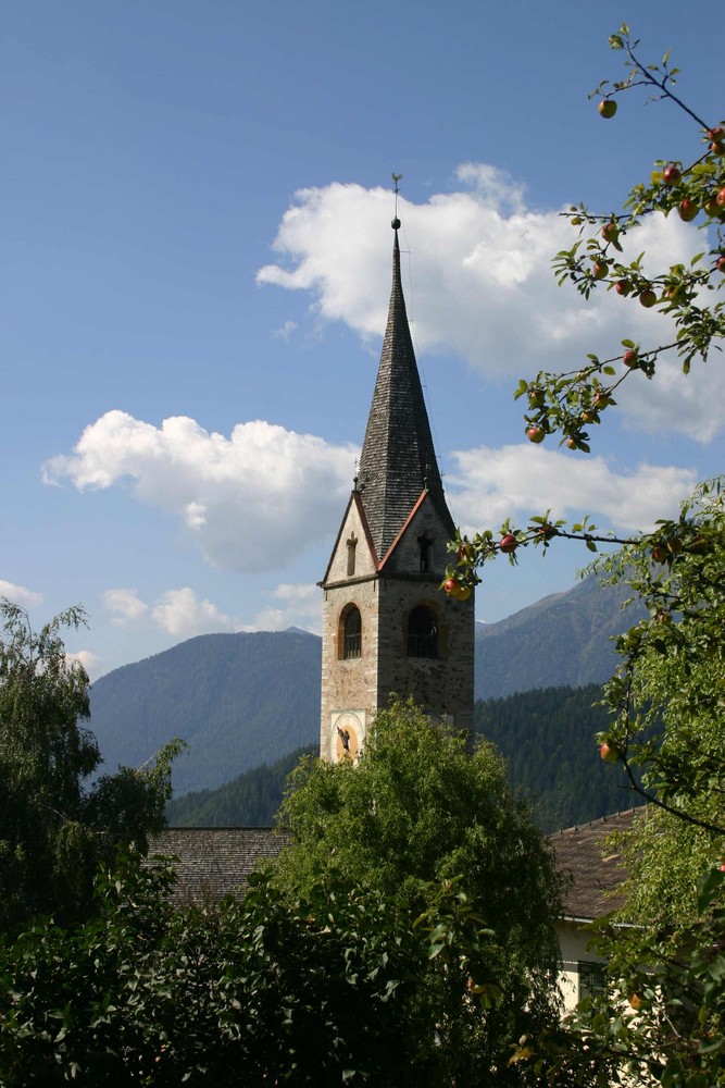 Blick auf Kirchturm von Laurein