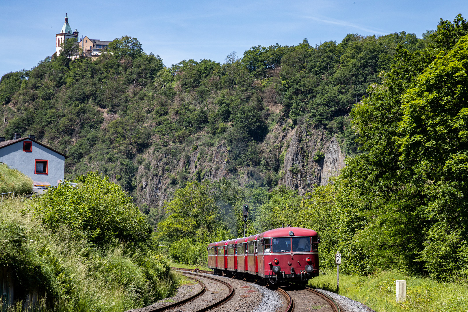 Blick auf Kloster Allerheiligenberg mit Schienenbus 6teilig