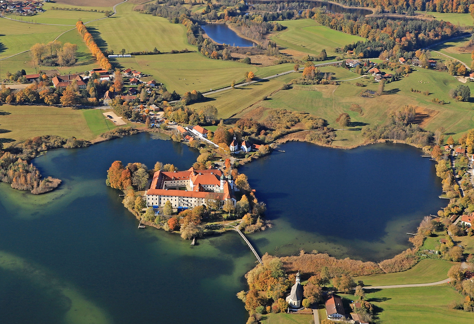 Blick auf Kloster Seeon