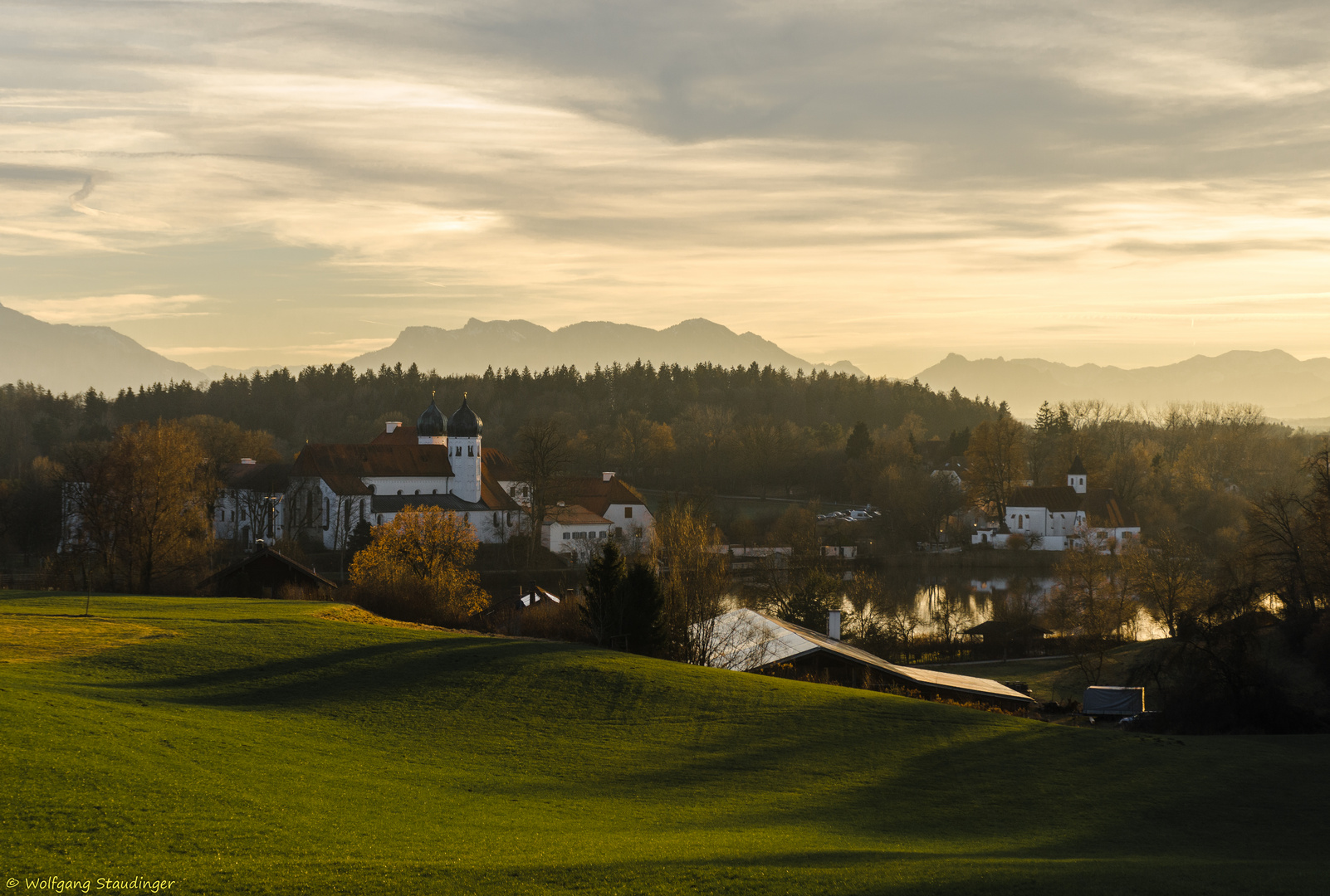 Blick auf Kloster Seeon und Klostersee