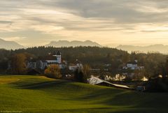 Blick auf Kloster Seeon und Klostersee