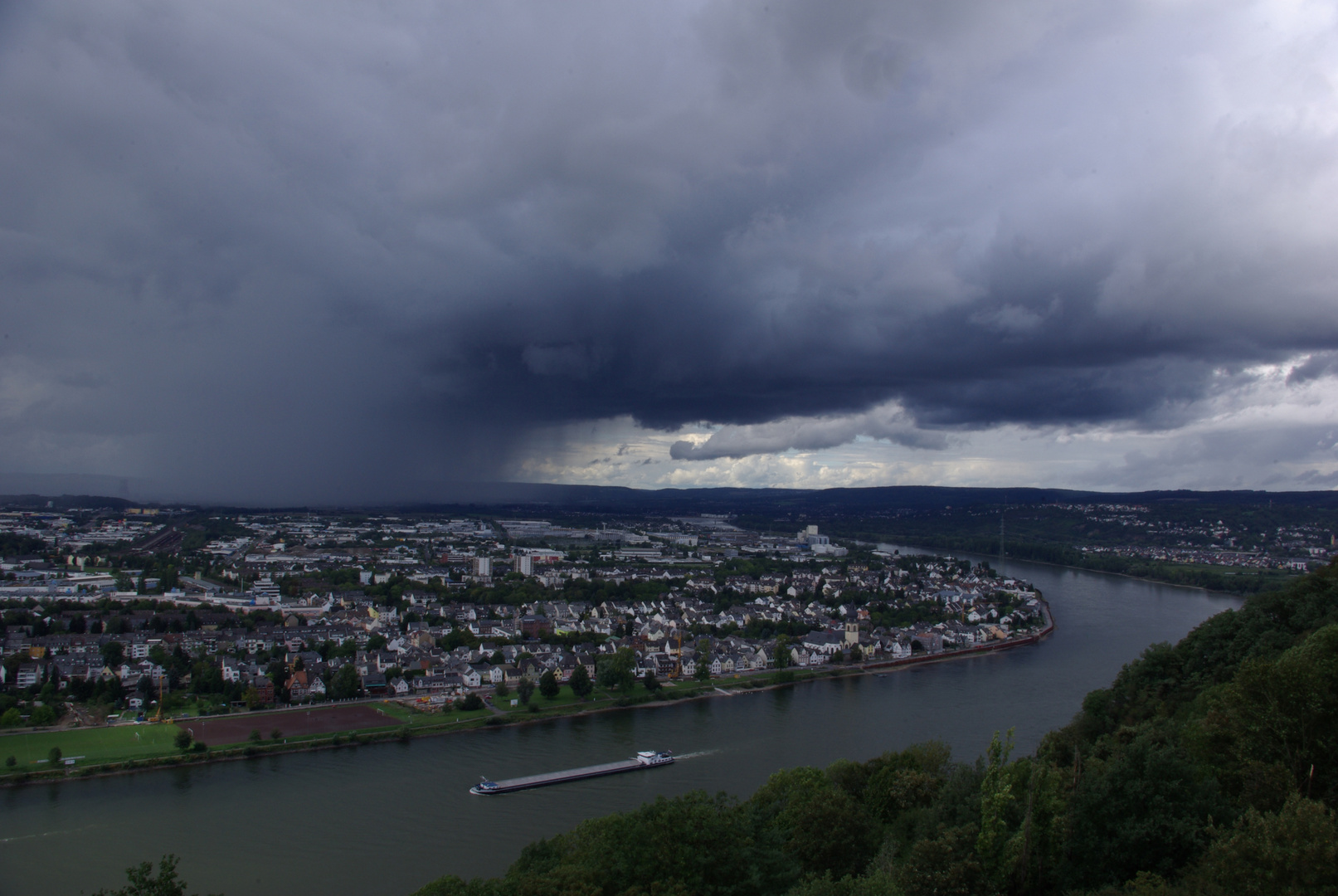 Blick auf Koblenz während eines Unwetters auf der Buga in Farbe