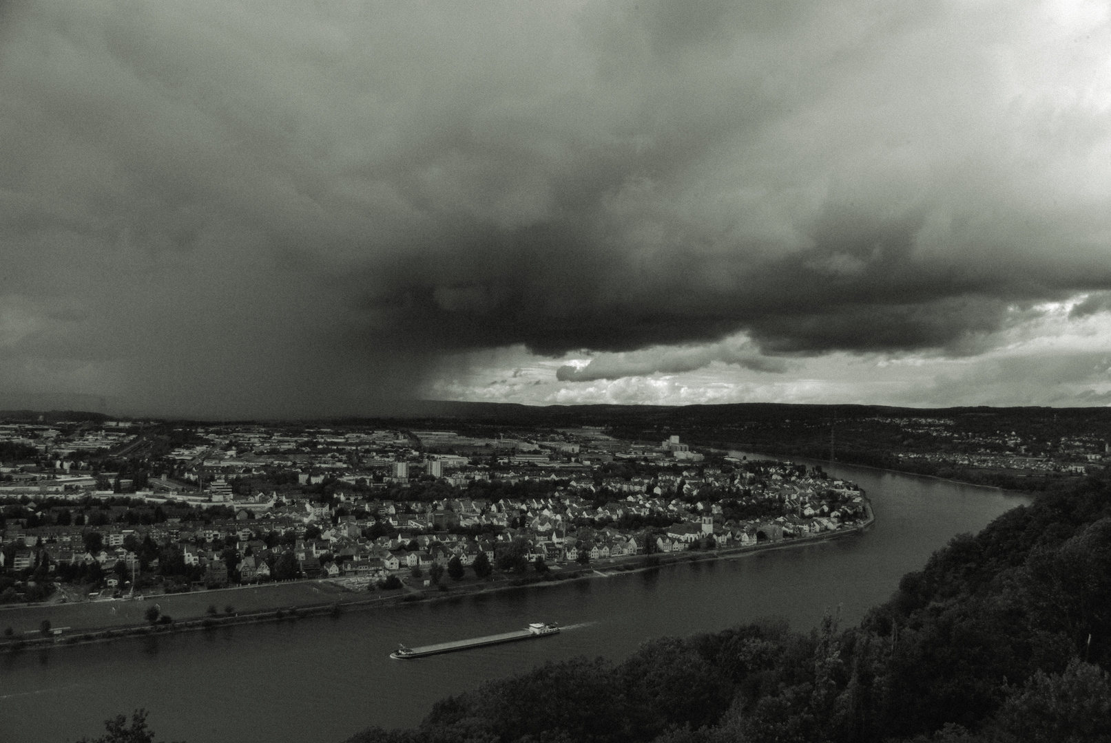 Blick auf Koblenz während eines Unwetters auf der Buga in SW