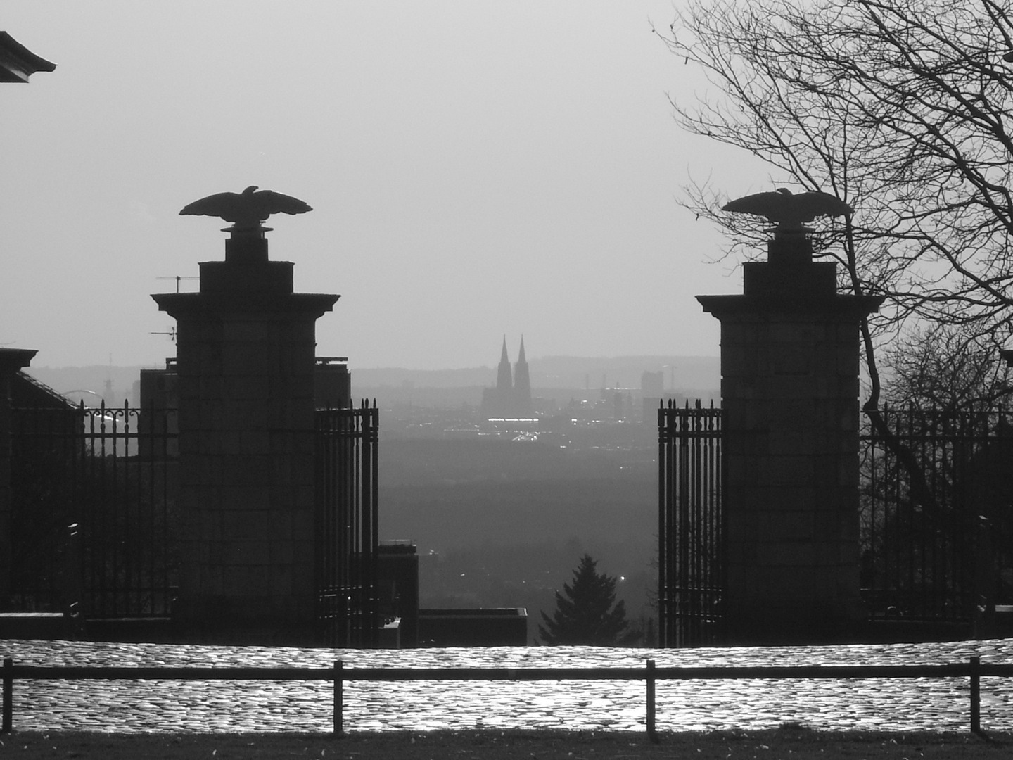 Blick auf Köln durchs Tor des Schloß Bensberg