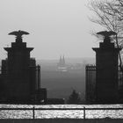 Blick auf Köln durchs Tor des Schloß Bensberg