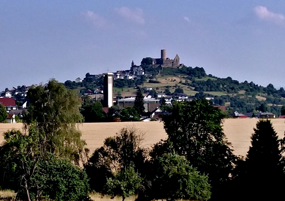 Blick auf Krofdorf mit Burg Gleiberg