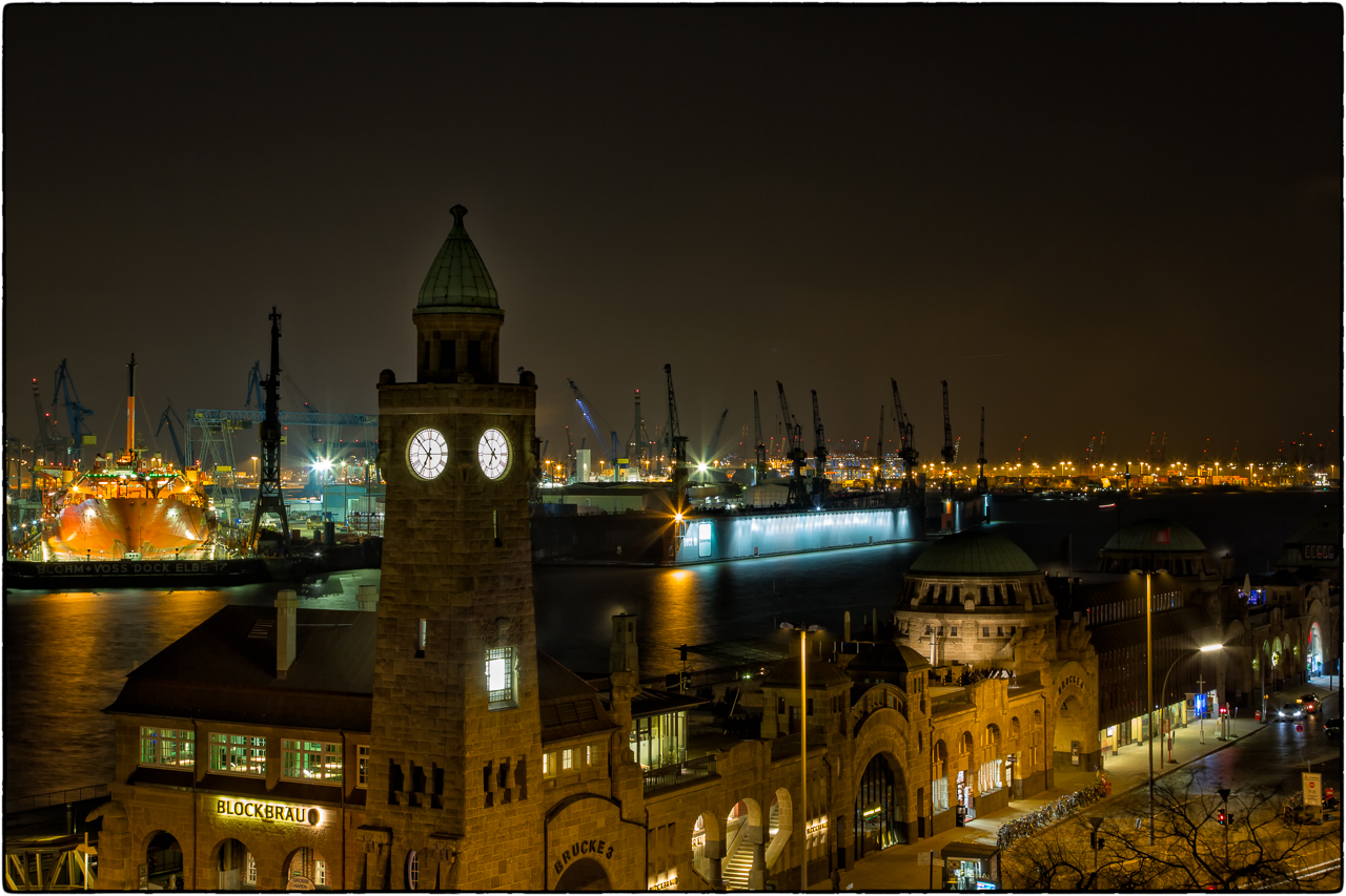 Blick auf Landungsbrücken und Hafen