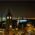 Blick auf Landungsbrücken und Hafen