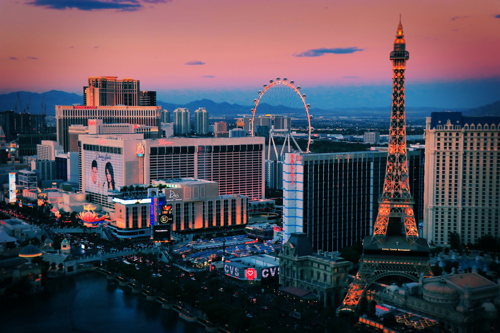 Blick auf Las Vegas in der Abenddämmerung 