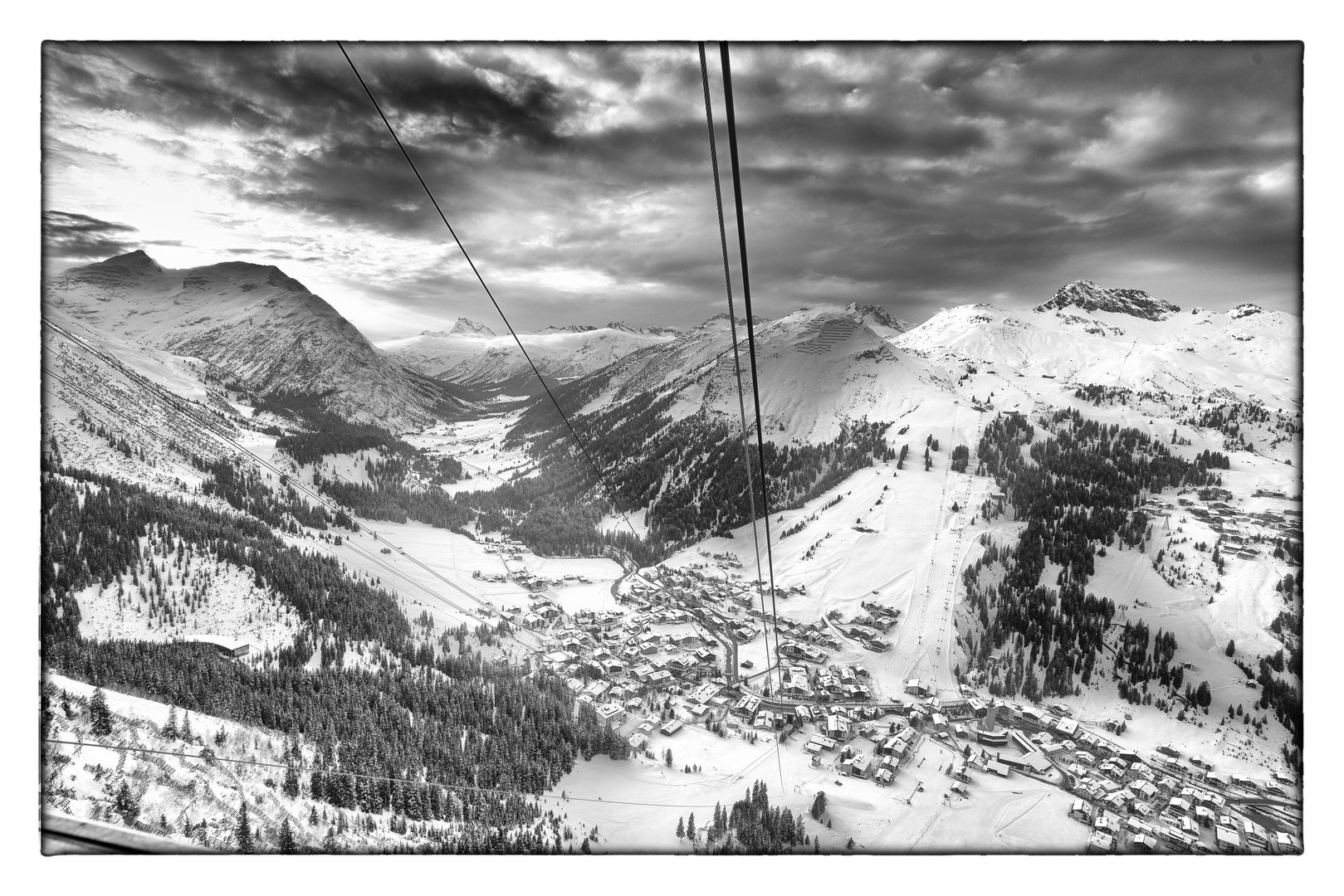 Blick auf Lech und Zug von der Rüfikopfbahn