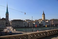 Blick auf Limmat, Fraumünster (l) und St. Peter