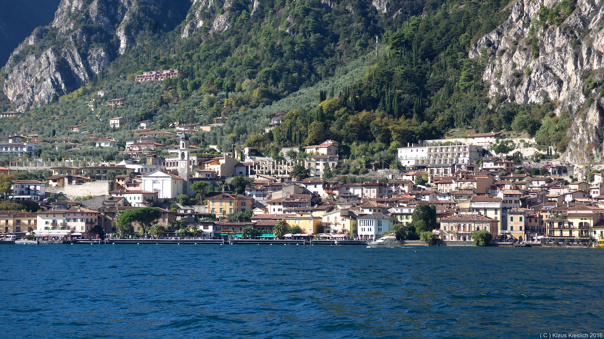 Blick auf Limone sul Garda vom Schiff aus