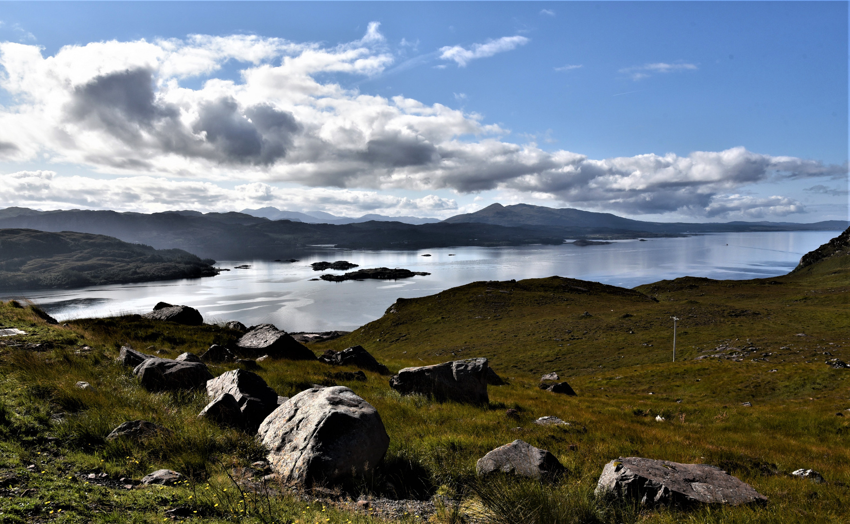 Blick auf Loch Carron bei Abfahrt von Rinderpass