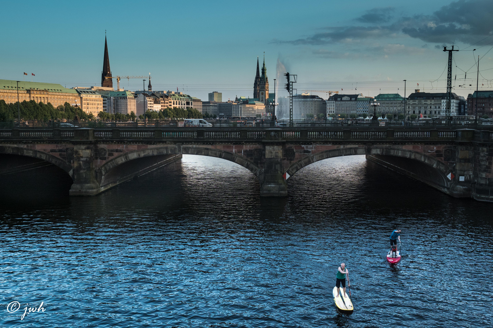 Blick auf Lombardsbrücke und Hamburger Skyline