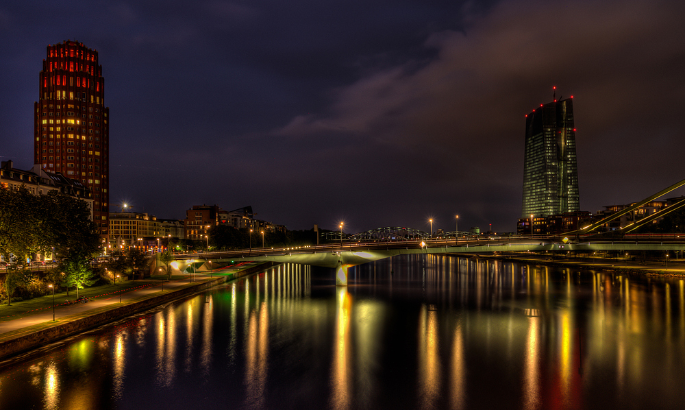 Blick auf Main-Plaza-Hotel und EZB bei Nacht