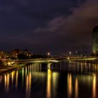 Blick auf Main-Plaza-Hotel und EZB bei Nacht