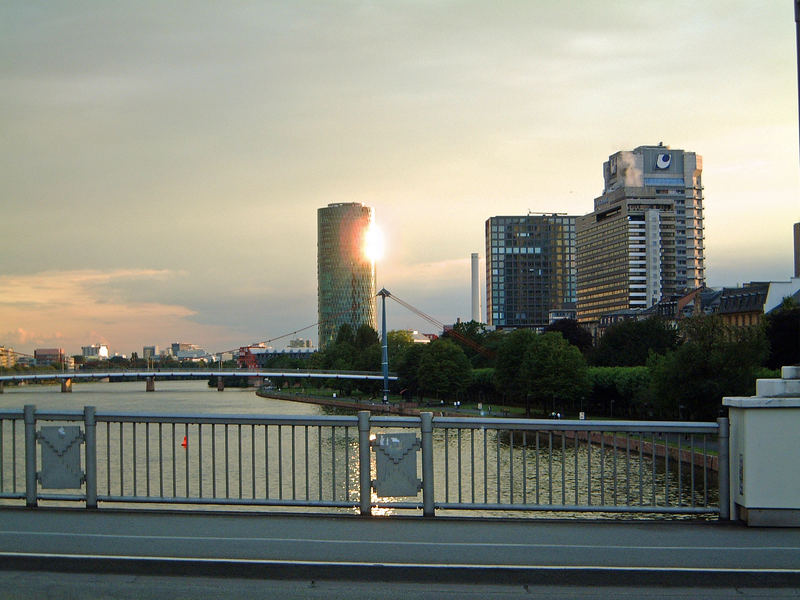 Blick auf Main sowie Westhafentower bei untergehender Sonne